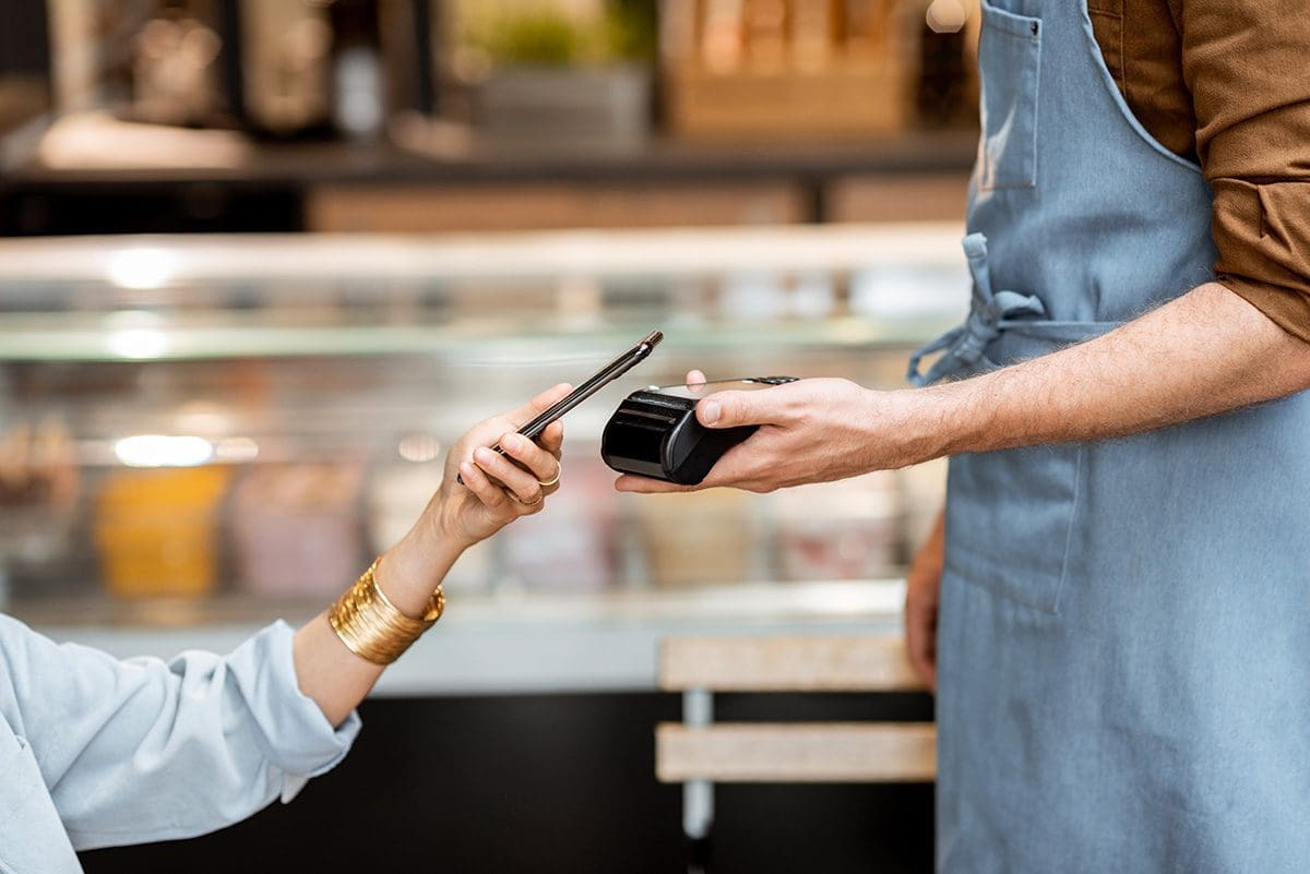 Contactless-payment-in-ice-cream-shop
